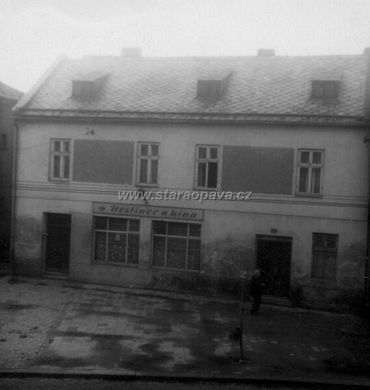 ratiborska (19).jpg - Hostinec stával přibližně v místech dnešního nakupního střediska Katka. Foto z 80.let 20.století